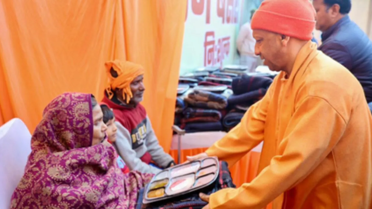 भीषण शीतलहर में कोई भी फुटपाथ पर न सोए,  ठंड से बचाव के लिए प्रशासन को मुख्यमंत्री योगी ने दिए सख्त निर्देश