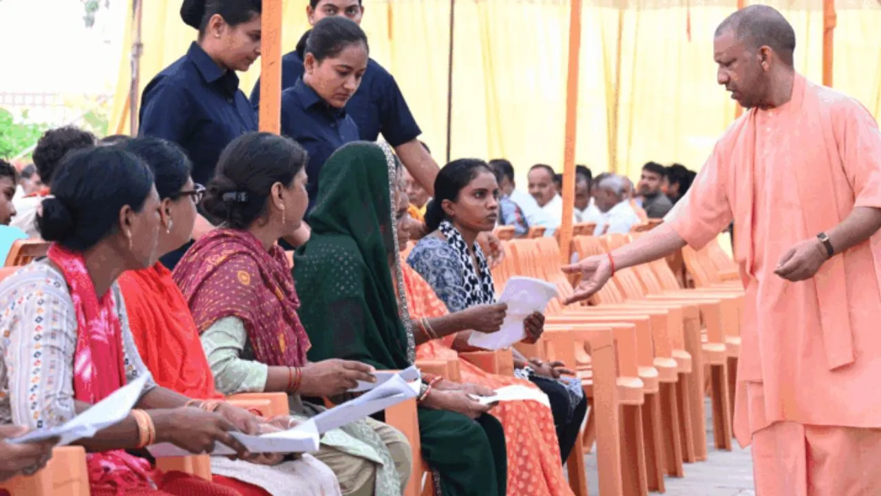 गोरखपुर में सीएम योगी का जनता दरबार,  अफसरों को दिया पूरी तत्परता, त्वरित और संतुष्टिपरक निस्तारण के निर्देश 