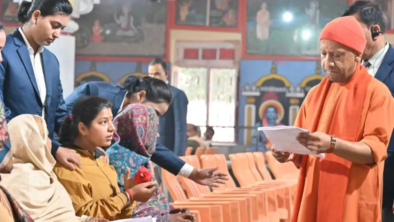  जनता दर्शन में बोले योगी : घबराइए मत, होगा हर समस्या का समाधान, गोरखपुर प्रवास के दौरान सुनी लोगों की समस्याएं 