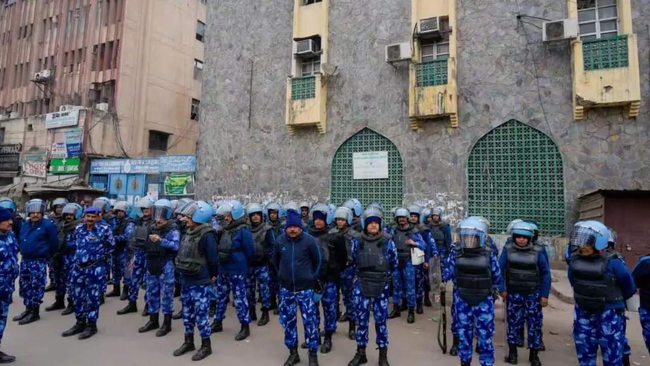  दिल्ली के तुर्कमान गेट पर सुरक्षा व्यवस्था के कड़े इंतजाम, पथराव की घटना के एक दिन बाद अर्द्धसैनिक बलों की तैनाती