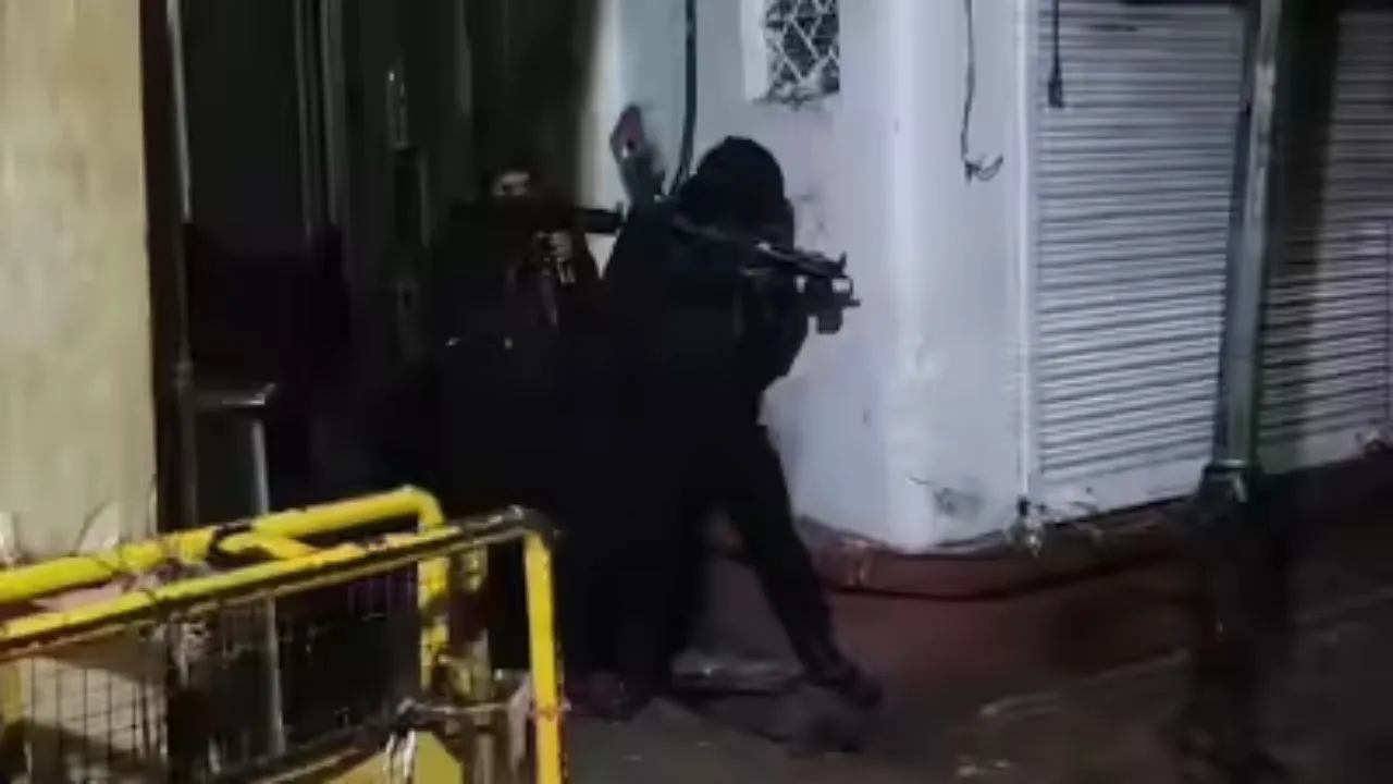  बांके बिहारी मंदिर में NSG ने की मॉकड्रिल: पूरे इलाके को चारों तरफ से घेर लिया, दहशत में लोग 