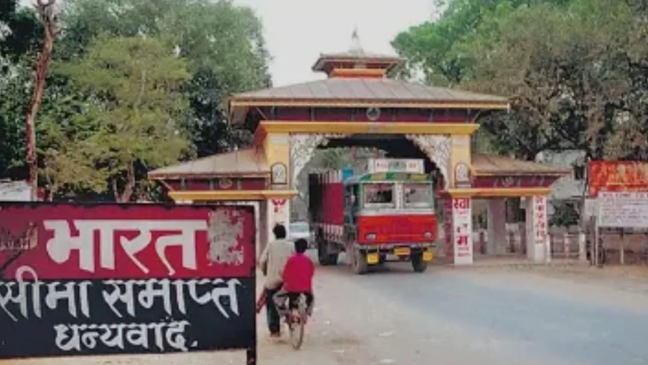 भारत-नेपाल सीमा पर 2 नेपाली नागरिक गिरफ्तार,  50 लाख की 10 किलो चांदी बरामद  