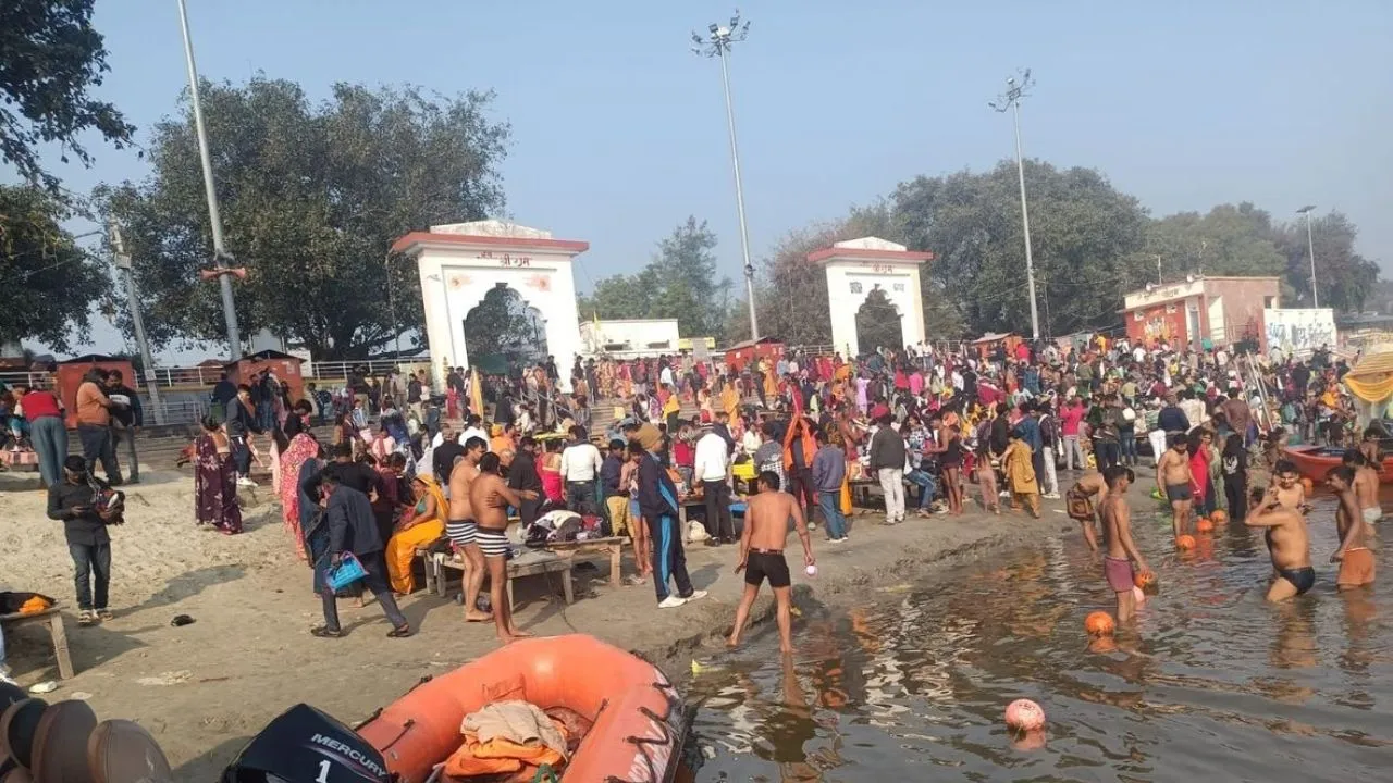 मकर संक्रांति पर्व :  कौशांबी में लाखों श्रद्धालुओं ने किया स्नान, गंगा-यमुना में लगाईं आस्था की डुबकी 