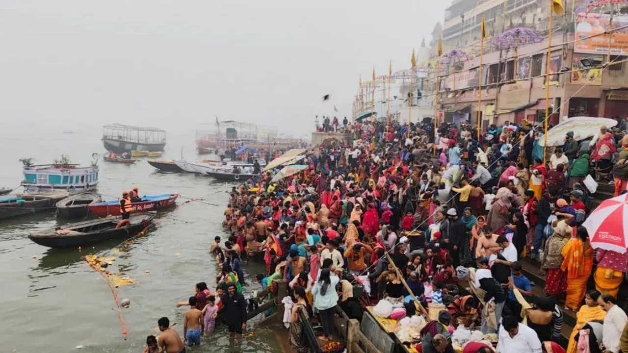 मकर संक्रांति पर काशी में आस्था की डुबकी,  कड़ाके की ठंड में उमड़ें श्रद्धालु, गूंजा हर हर महदेव का उद्घोष