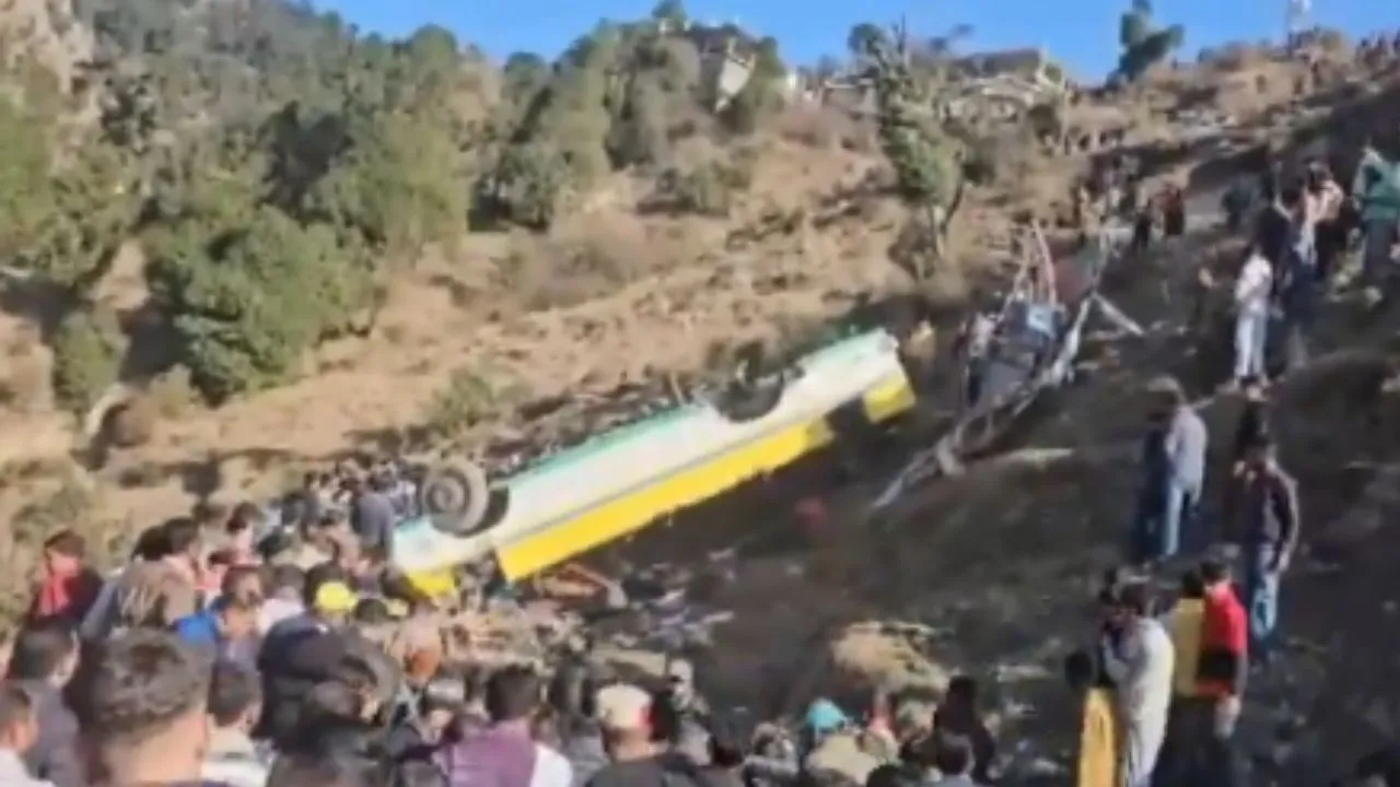  हिमाचल में बड़ा हादसा: सिरमौर में पहाड़ी से नीचे गिरी बस, 8 लोगों की मौत...पांच अन्य घायल 
