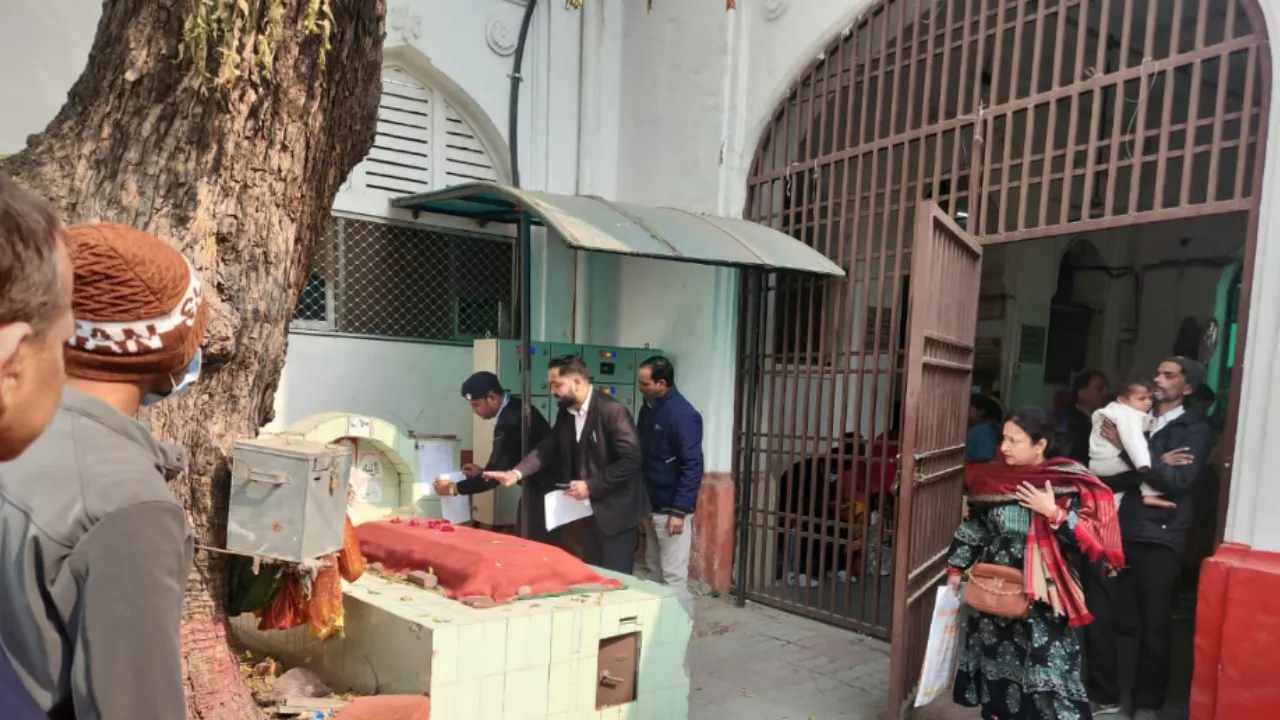 KGMU परिसर में बनी मजारों पर चस्पा किए नोटिस,  15 दिन में खुद न हटाने पर प्रशासन करेगा कार्रवाई