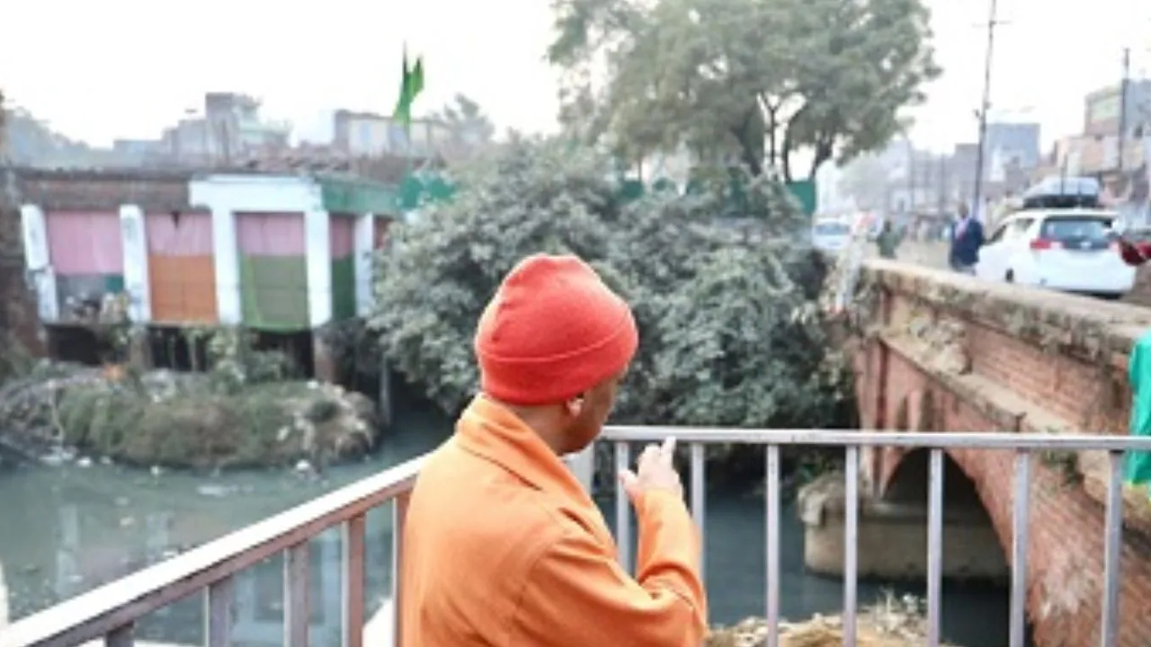 फोरलेन निर्माण में लाएं तेजी...  CM योगी के निर्देश, निर्माणाधीन गोरखपुर-पिपराइच फोरलेन मार्ग का योगी ने किया निरीक्षण