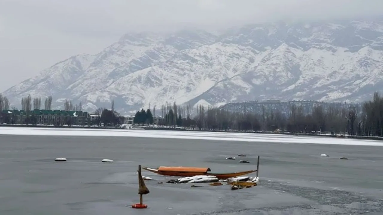  श्रीनगर में रिकॉर्ड तोड़ ठंड...जम्मू-कश्मीर - लेह लद्दाख में जमी जिंदगी, ये इलाके रहे सबसे सर्द 