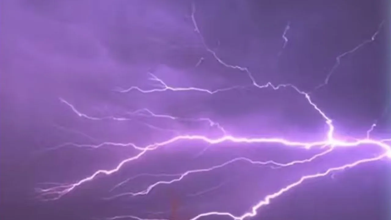 आसमानी बिजली:  प्रकृति की भीषण शक्ति और उसका वैज्ञानिक रहस्य