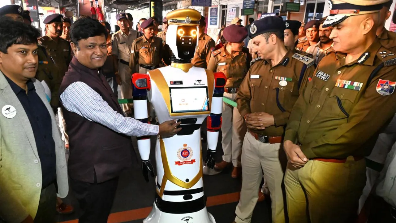 विशाखापत्तनम रेलवे स्टेशन पर ASC अर्जुन करेगा सुरक्षा,  यात्रियों के लिए पहली बार मानवरूपी रोबोट का इस्तेमाल 