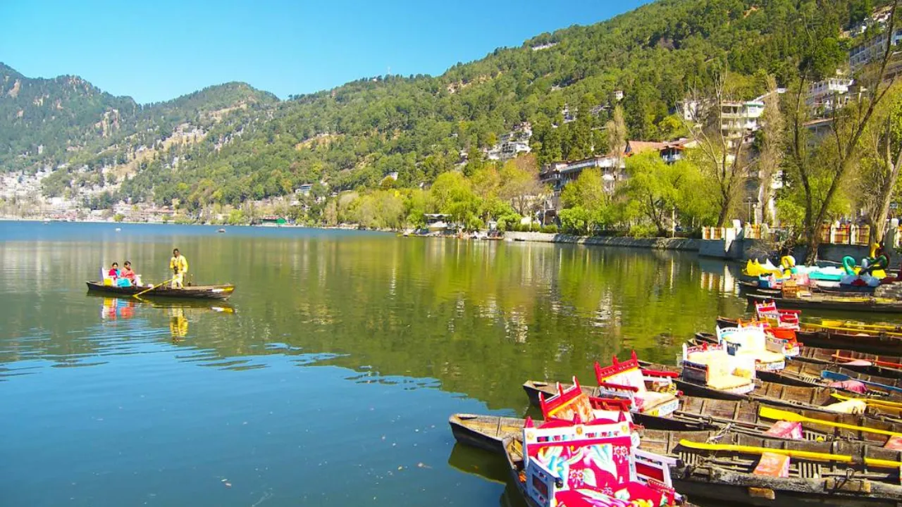 उत्तराखंड में बारिश के बाद बर्फबारी,  सफ़ेद चादर से ढकें पहाड़, स्नोफॉल के चलते रुकी माता वैष्णो देवी यात्रा