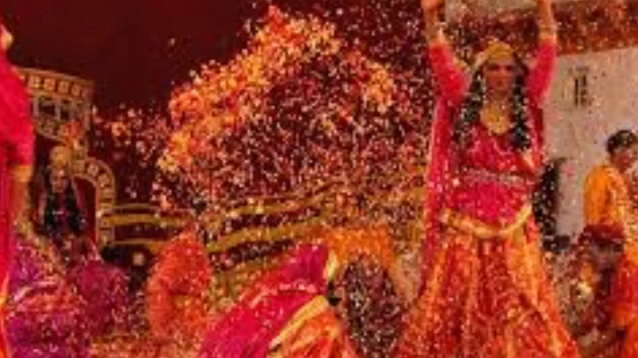 ब्रज में आज से रंगों का उत्सव शुरू:  बांकेबिहारी संग भक्तों ने खेला गुलाल, अबीर-गुलाल की वर्षा  