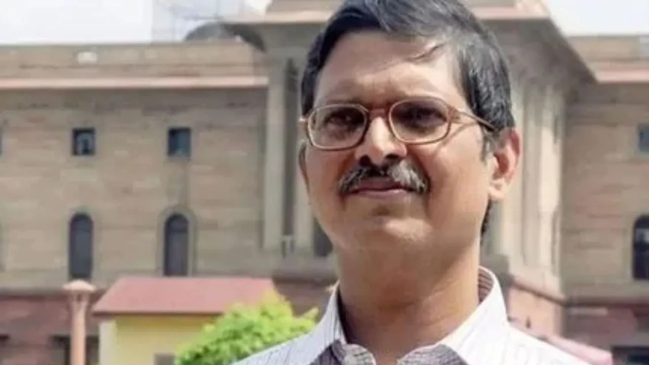 पूर्व IPS अधिकारी अमिताभ ठाकुर अस्पताल में भर्ती: देवरिया जेल में बिगड़ी तबियत, गोरखपुर के BRD मेडिकल कॉलेज रेफर  