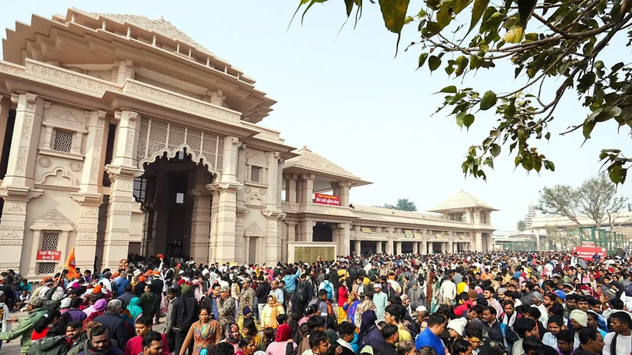 दो लाख से अधिक श्रद्धालुओं ने किया रामलला का दर्शन:रथ सप्तमी पर भगवान सूर्य का हुआ अभिषेक, दर्शन के लिए रामपथ तक लगी रही कतार