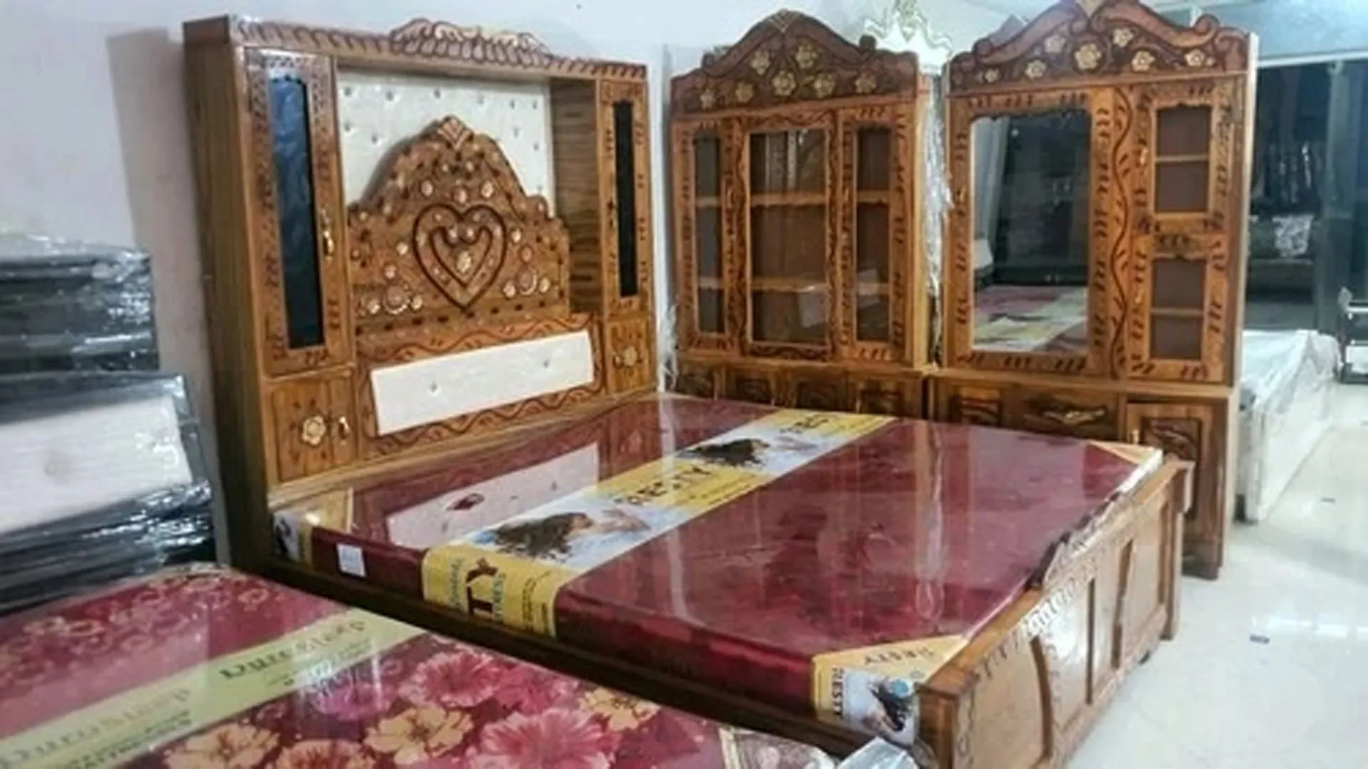 Moradabad: फर्नीचर बाजार में रौनक, शाही बेड-सोफा की बढ़ी मांग