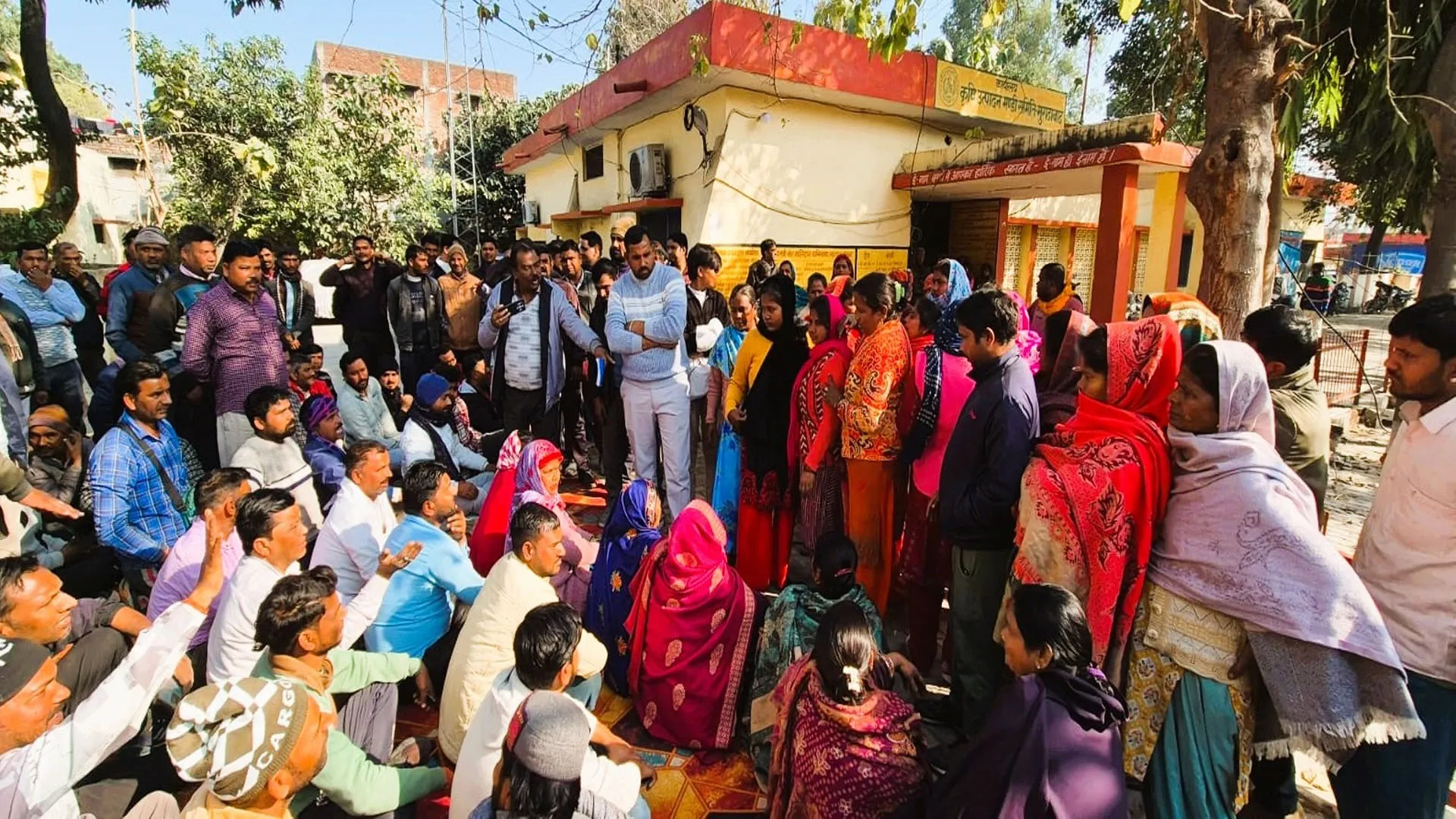 Moradabad : नवीन फल–सब्जी मंडी में आढ़ती व ठेला पटरी विक्रेता आमने-सामने