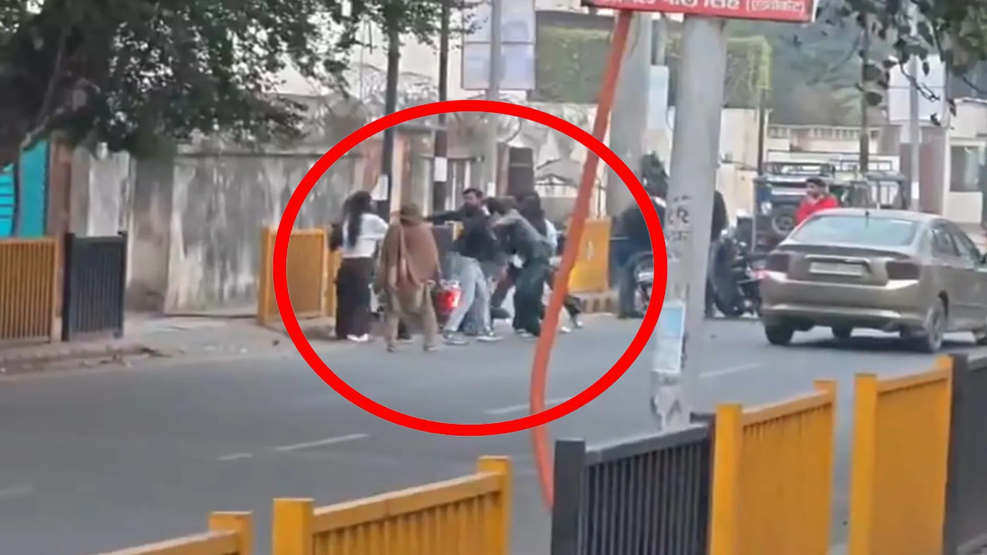 Moradabad: बीच सड़क युवकों के दो गुटों में जमकर मारपीट, वीडियो वायरल