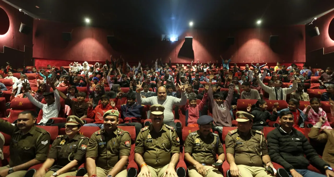पुलिस ने सोशल पुलिसिंग से की नववर्ष की शुरूआत : बच्चों को दिखाई देशभक्ति फिल्म ‘इक्कीस’