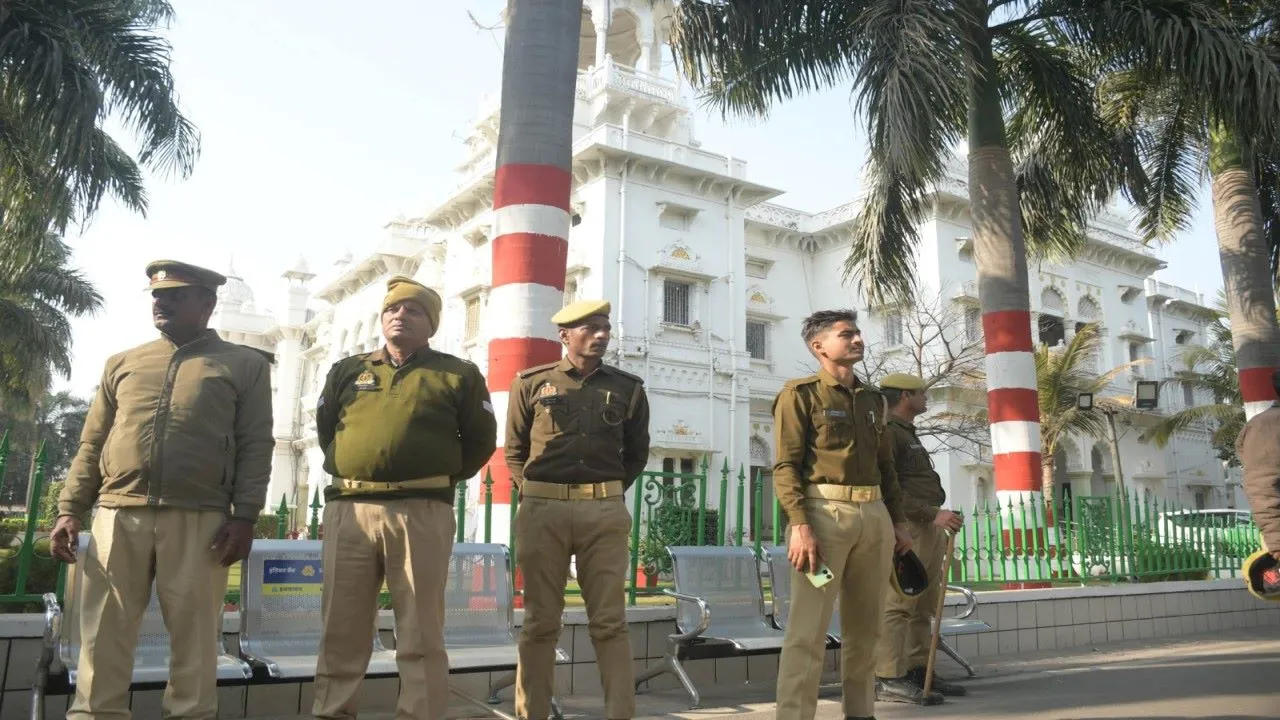 धर्मांतरण मामला : केजीएमयू में फोर्स का पहरा, आक्रोश में शिक्षक-नर्स और कर्मचारियों ने दे डाली ये चेतावनी...