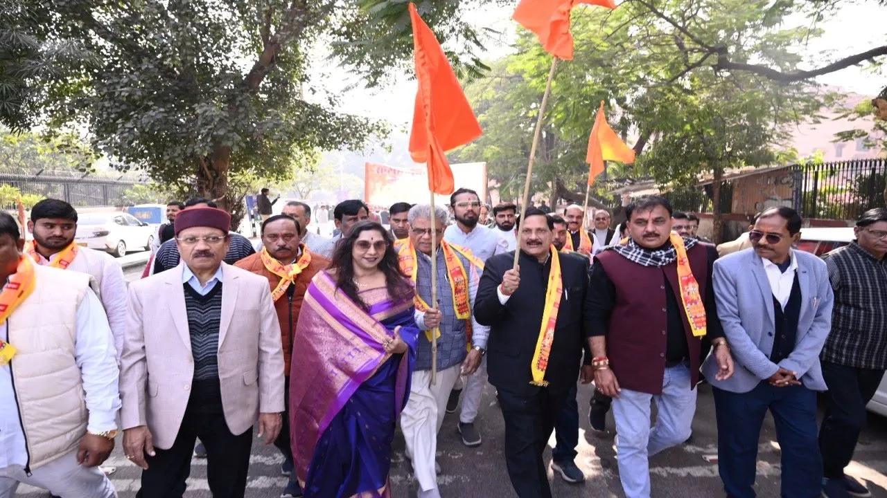 लखनऊ : स्वामी विवेकानंद और महर्षि महेश योगी की जयंती पर निकली पदयात्रा