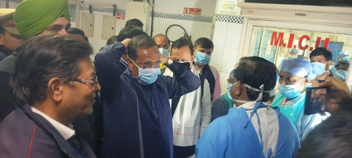 हैलट अस्पताल में पूर्व डिप्टी सीएम डॉ.दिनेश शर्मा बोले- पार्षद लड़ते नहीं, बल्कि विकास के लिए अपनी बात रखते हैं 