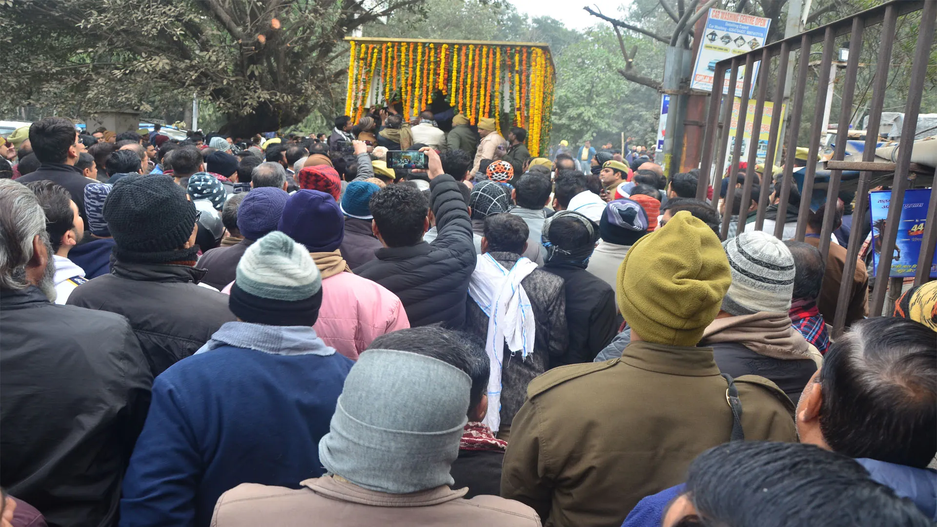 Bareilly: फरीदपुर ले जाया गया दिवंगत विधायक का पार्थिव शरीर, अंतिम यात्रा में उमड़ा हुजूम