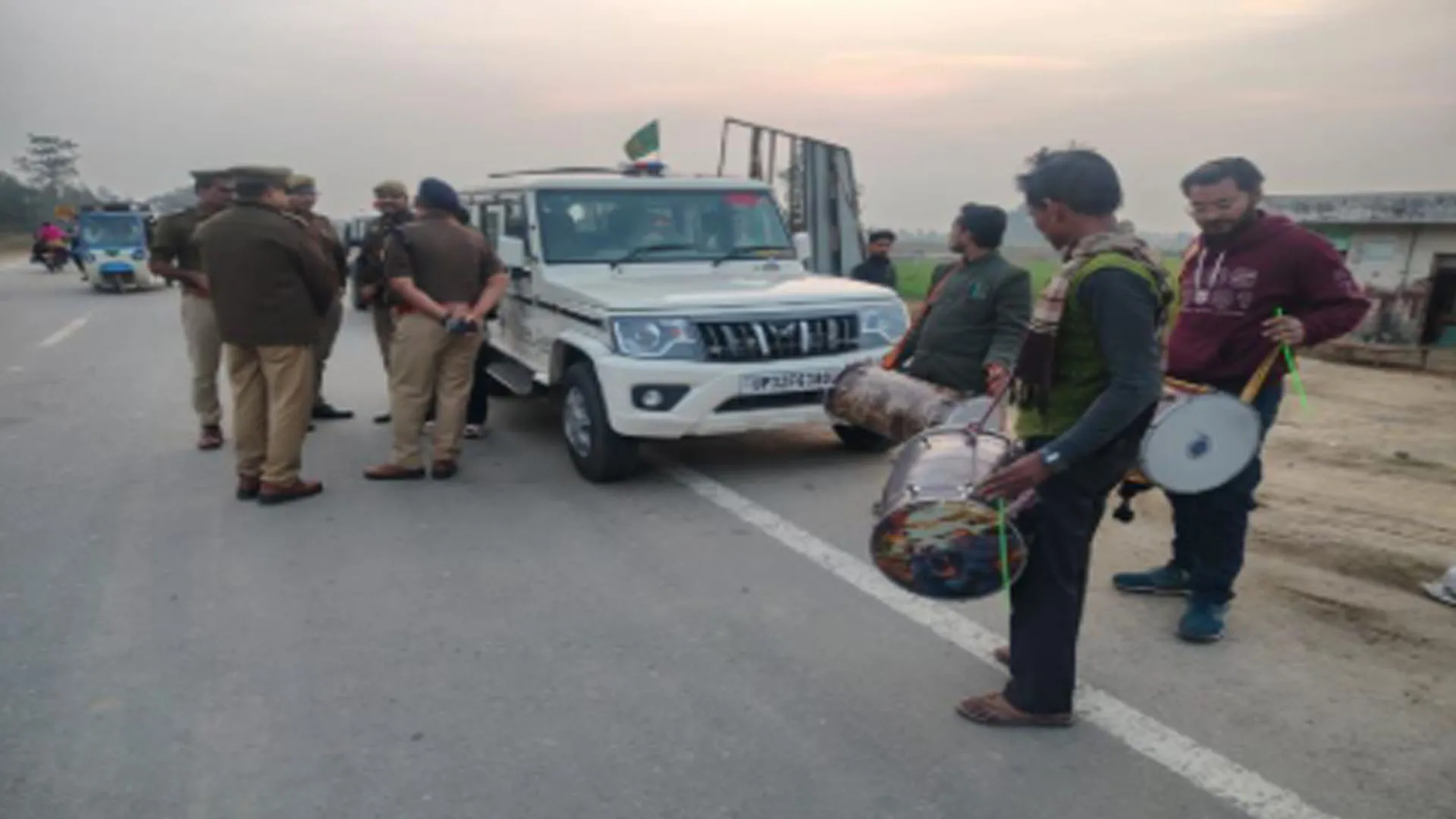 Bareilly : कुख्यात सटोरिया जगमोहन जिला बदर, ढोल-मंजीरा बजाकर किया जिले की सीमा से बाहर