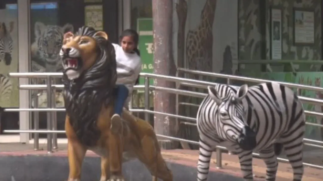 नये साल में लखनऊ प्राणी उद्यान में उमड़ा जनसैलाब, दर्शकों ने वन्यजीवों की अठखेलियों का उठाया लुफ्त 