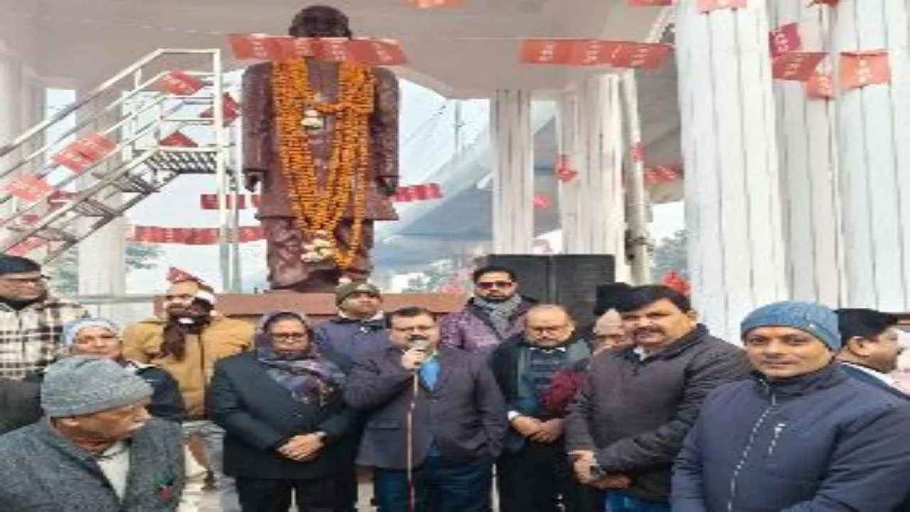 लखनऊ : टीएन बाजपेयी की पुण्यतिथि पर रेलकर्मचारियों ने दी श्रद्धांजलि, कहा- कर्मचारी हित में संघर्ष रहेगा जारी