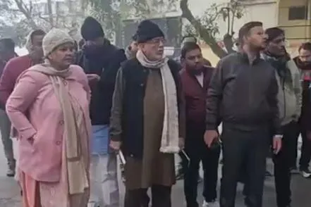 लखनऊ : महापौर ने झाड़ू से निकाली सिल्ट और कहा ऐसी होती है नालियों की सफाई, 5 का वेतन काटा