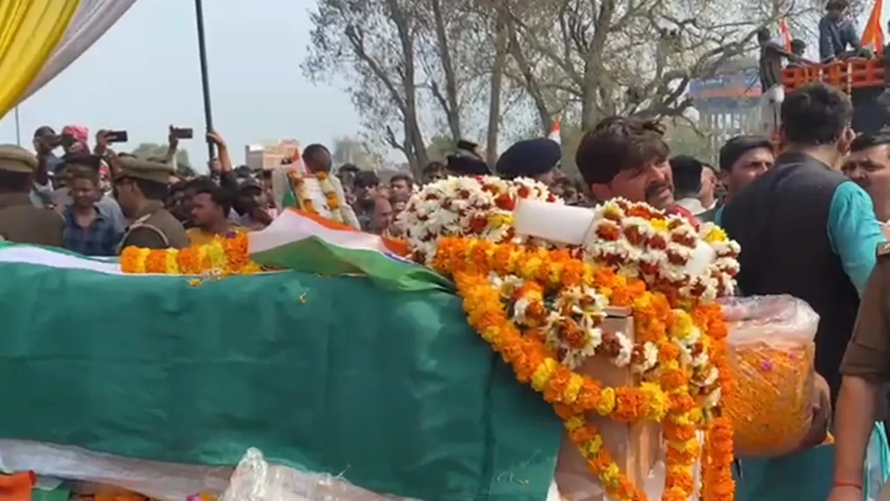 भदोही : शहीद अग्निवीर धीरज के पार्थिव शरीर के दर्शन को उमड़ा जनसैलाब, राजकीय सम्मान के साथ किया गया अंतिम संस्कार  