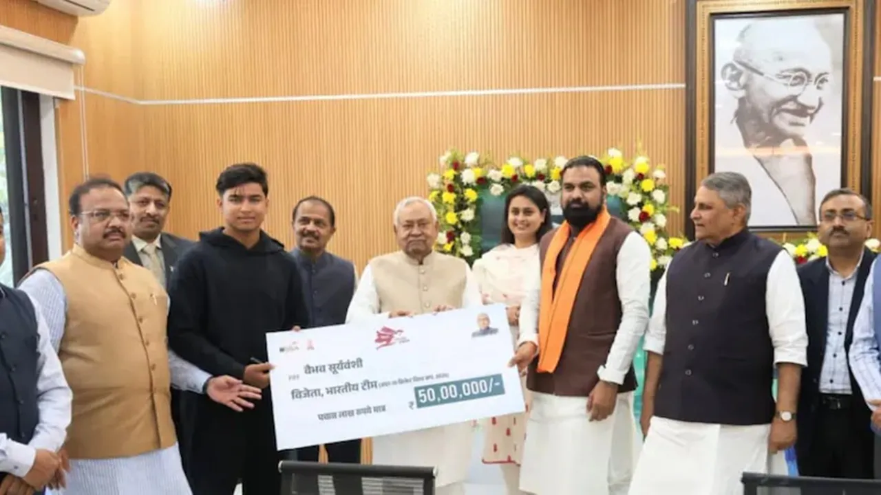 बिहार पहुंचते ही वैभव सूर्यवंशी हुई मालामाल :  सीएम नीतीश ने 50 लाख का चेक देकर किया सम्मानित