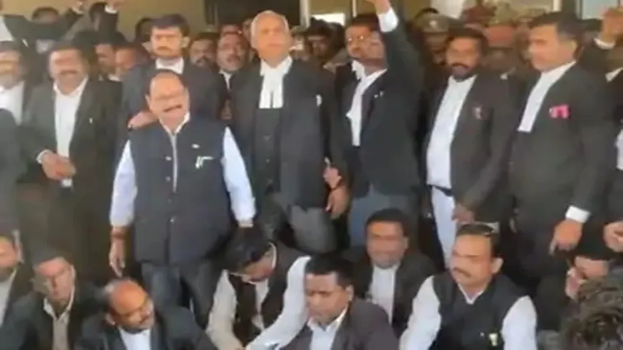 गोंडा : अधिवक्ता की हत्या से नाराज वकीलों ने किया प्रदर्शन, पुलिसकर्मियों पर लापरवाही का आरोप 