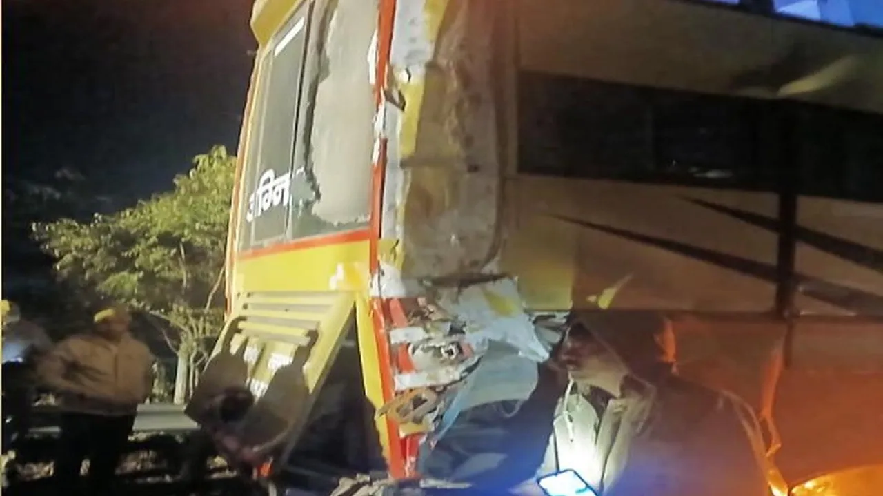 मथुरा में भयानक सड़क हादसा:  यमुना एक्सप्रेस-वे पर यात्रियों को कंटेनर ने रौंदा, बस ड्राइवर की गलती से 6 की मौत