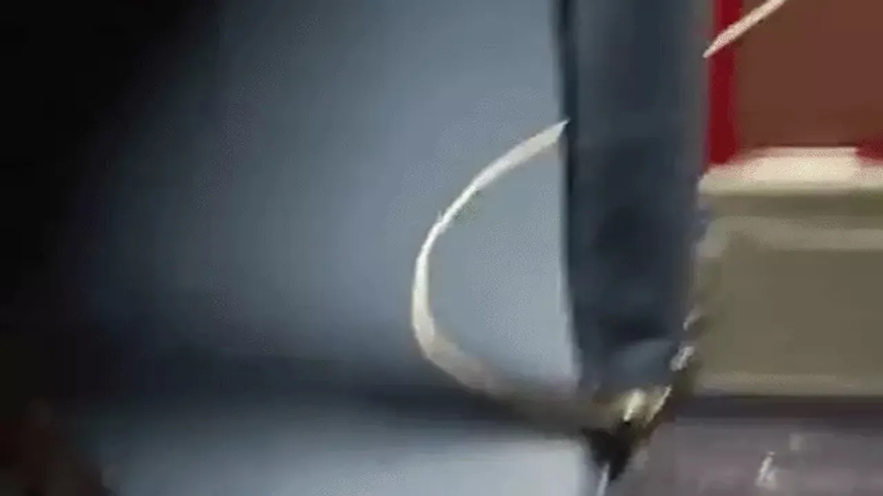 कानपुर : शारारती तत्वों ने काशी महाकाल एक्सप्रेस पर फेंके पत्थर, यात्रियों में दहशत 