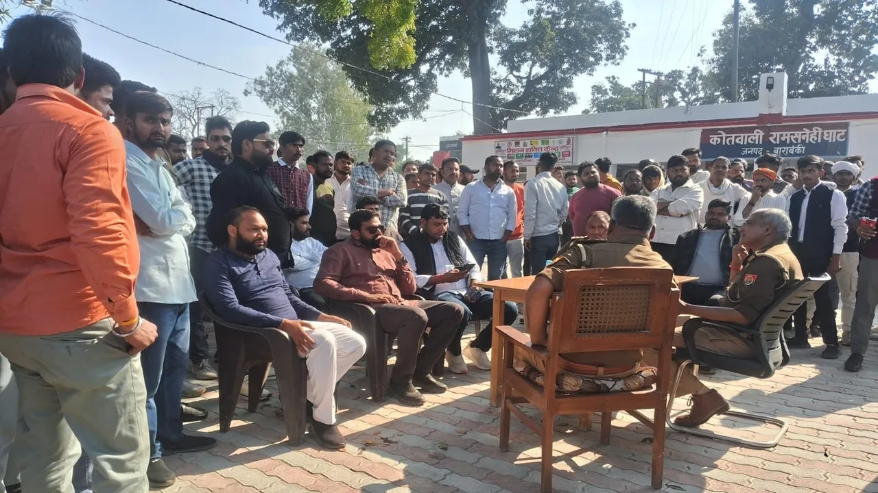  बाराबंकी : नाराज करणी सेना के कार्यकर्ताओं घेरी कोतवाली, निष्पक्ष जांच की मांग