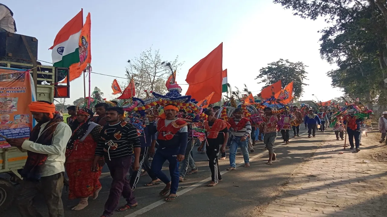 बाराबंकी : भूख-प्यास भूल पैदल चले आ रहे शिवभक्त, भगवामय हुआ महादेवा