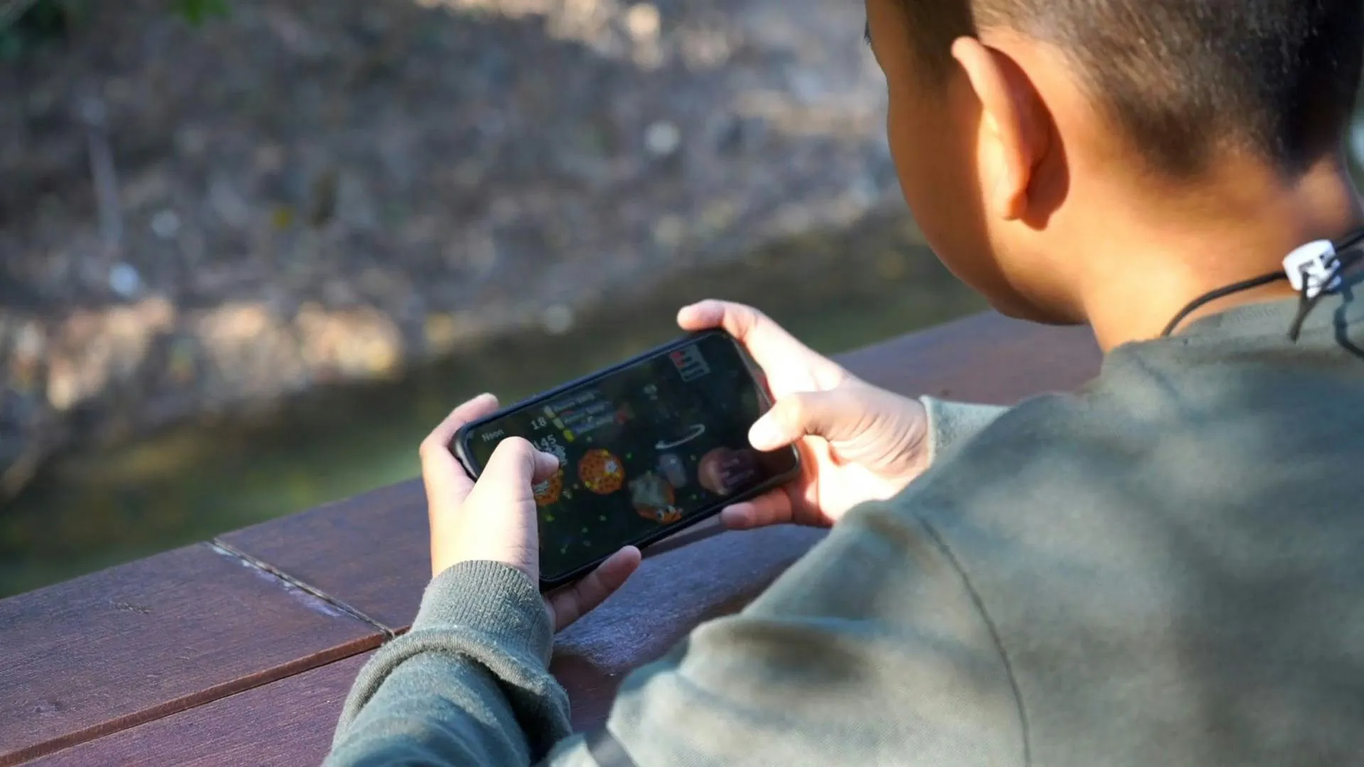 Moradabad : मोबाइल की दुनिया में खो रहे युवा, बढ़ी गेम्स की लत