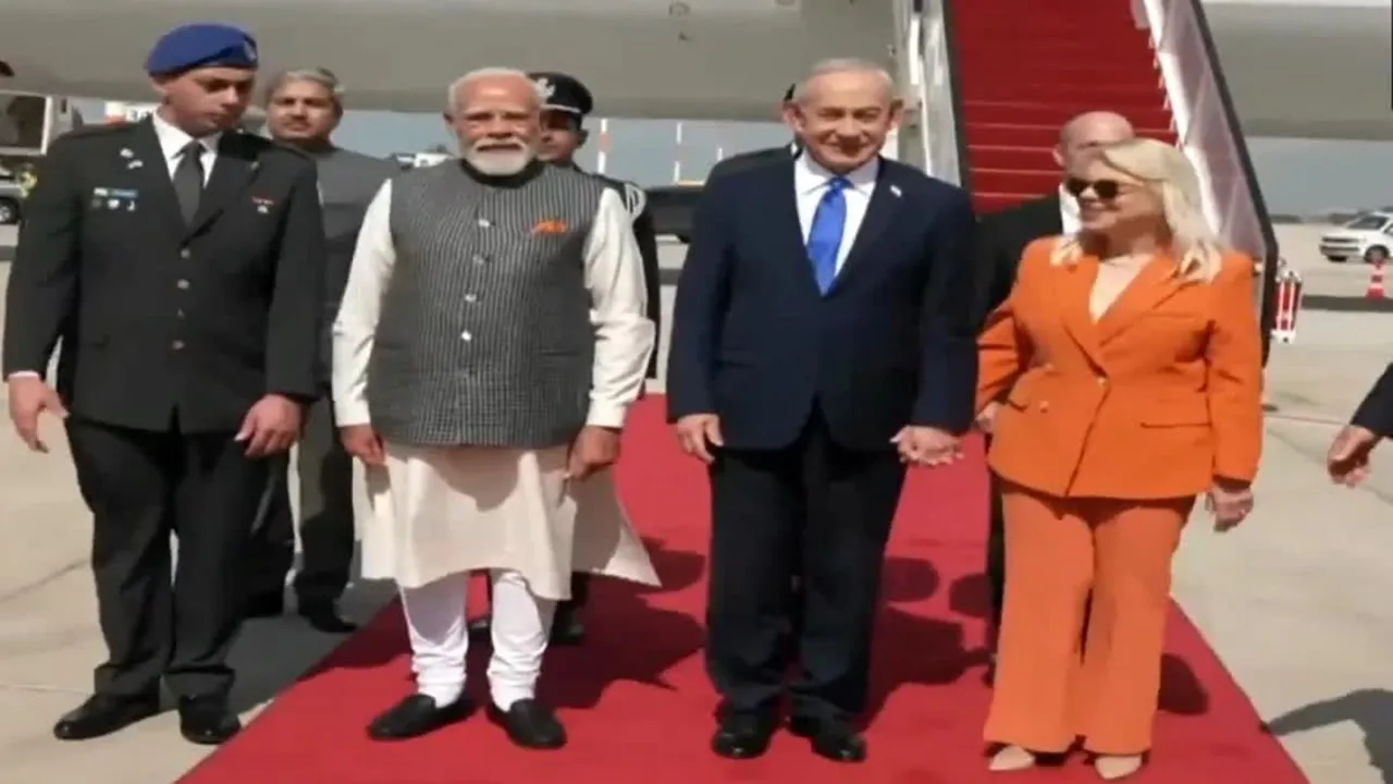 PM Modi Israel Visit : इजराइल पहुंचे पीएम मोदी, बेन गुरियन एयरपोर्ट पर पत्नी सारा के साथ पीएम नेतन्याहू ने किया भव्य स्वागत 