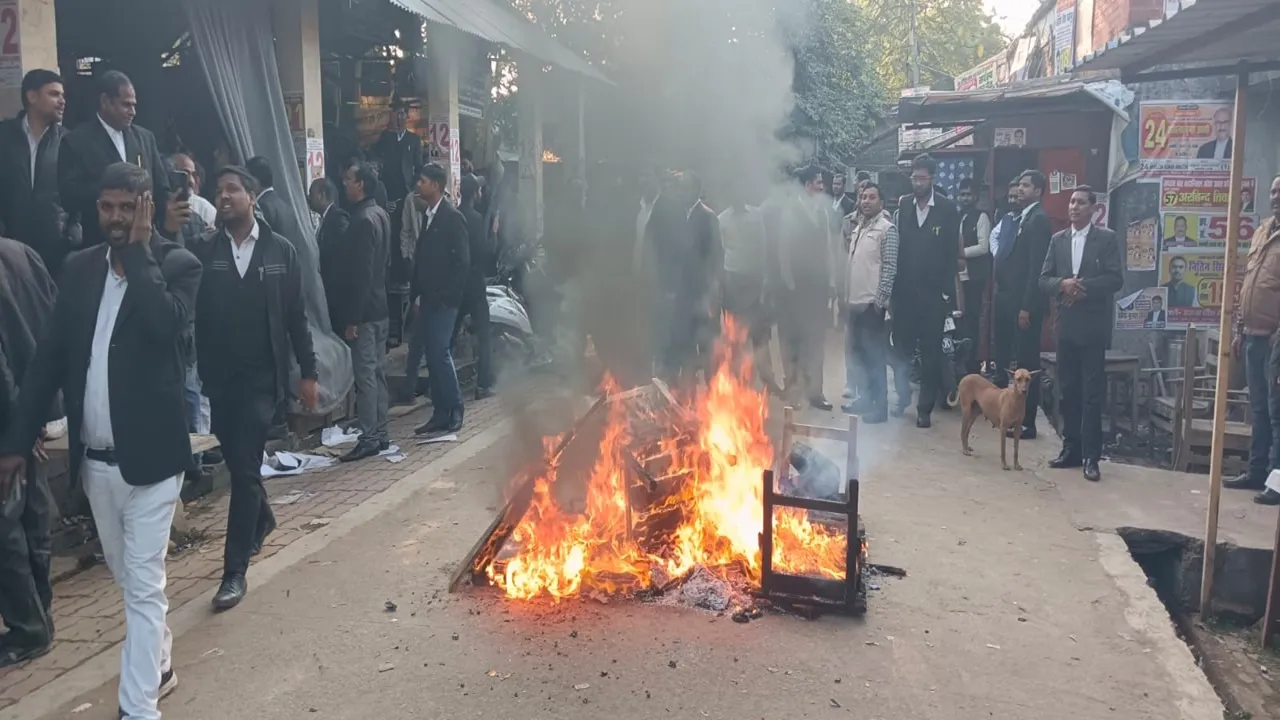 बाराबंकी : कचहरी में जमकर हंगामा, वकील का फूंका तख्त, बारा टोल प्लाजा के आरोपियों की पैरवी का आरोप