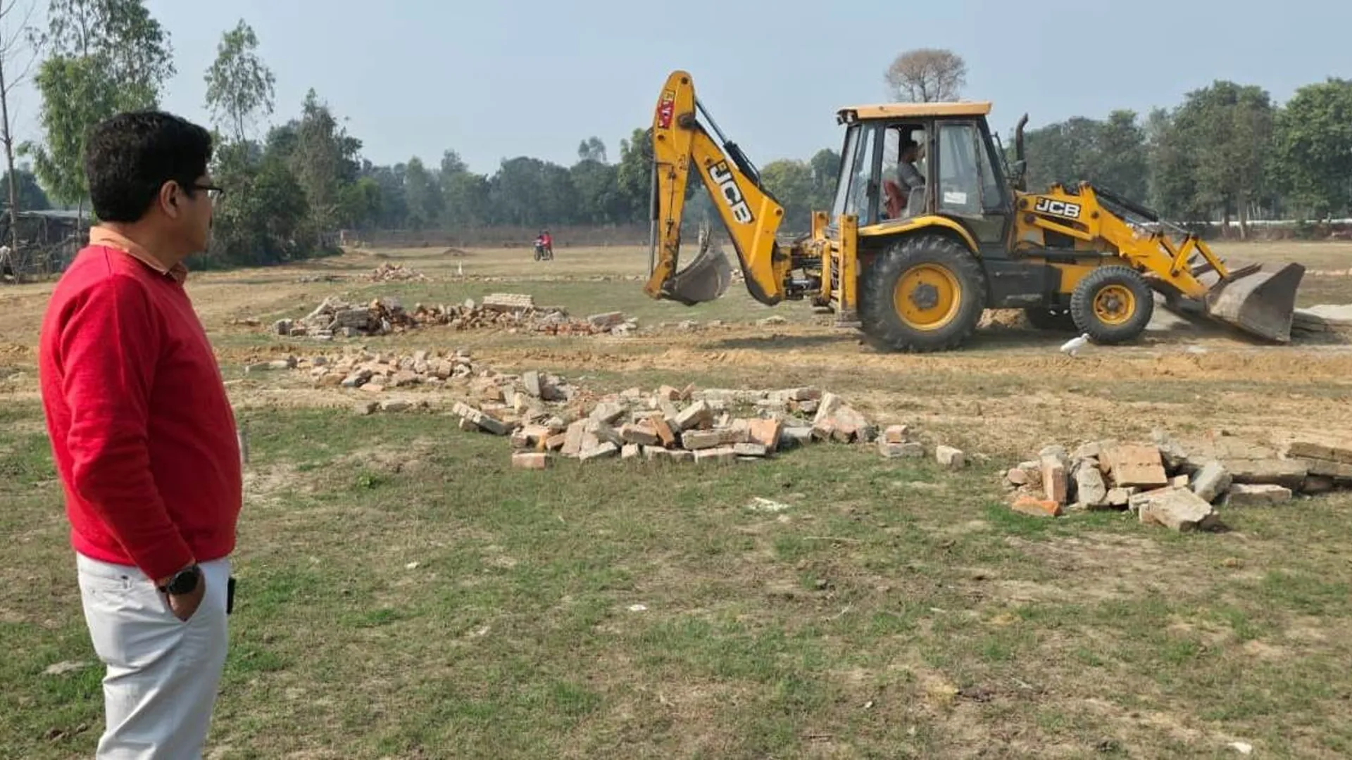 पीलीभीत: अवैध कॉलोनी में कार्रवाई को टीम पहुंचते ही बजी घंटी और दूसरी ओर मुड़ा कार्रवाई का रुख...चला बुल्डोजर 