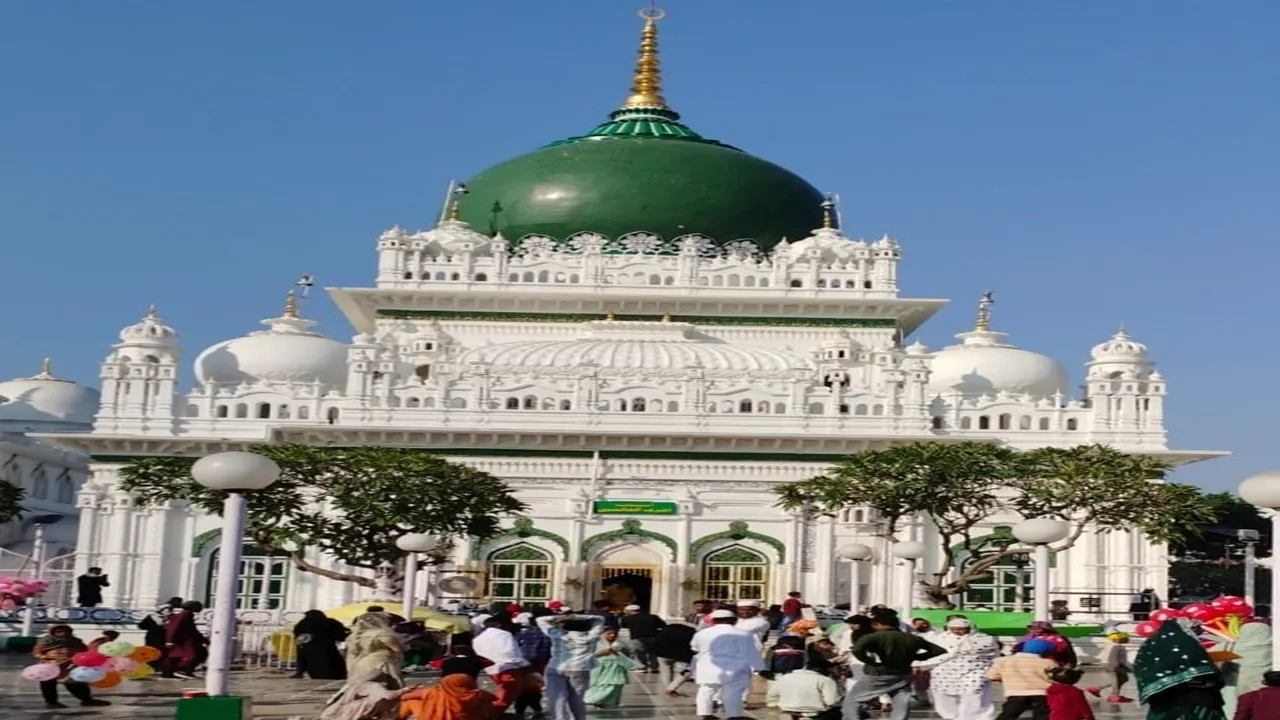 बाराबंकी : सूफी संत की दरगाह के बाहर अव्यवस्था का बोलबाला, प्रसाद दुकानदार अक्सर करते हैं विवाद, सख्त कार्रवाई की मांग