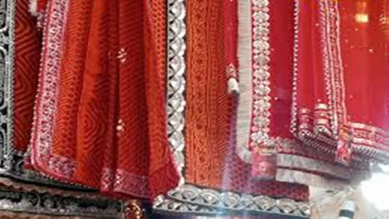 कुमाऊंनी परिधान को किराए पर देकर ही चल रहा रोजगार, हजारों के मोबाइल के आगे लाखों के कैमरे फेल