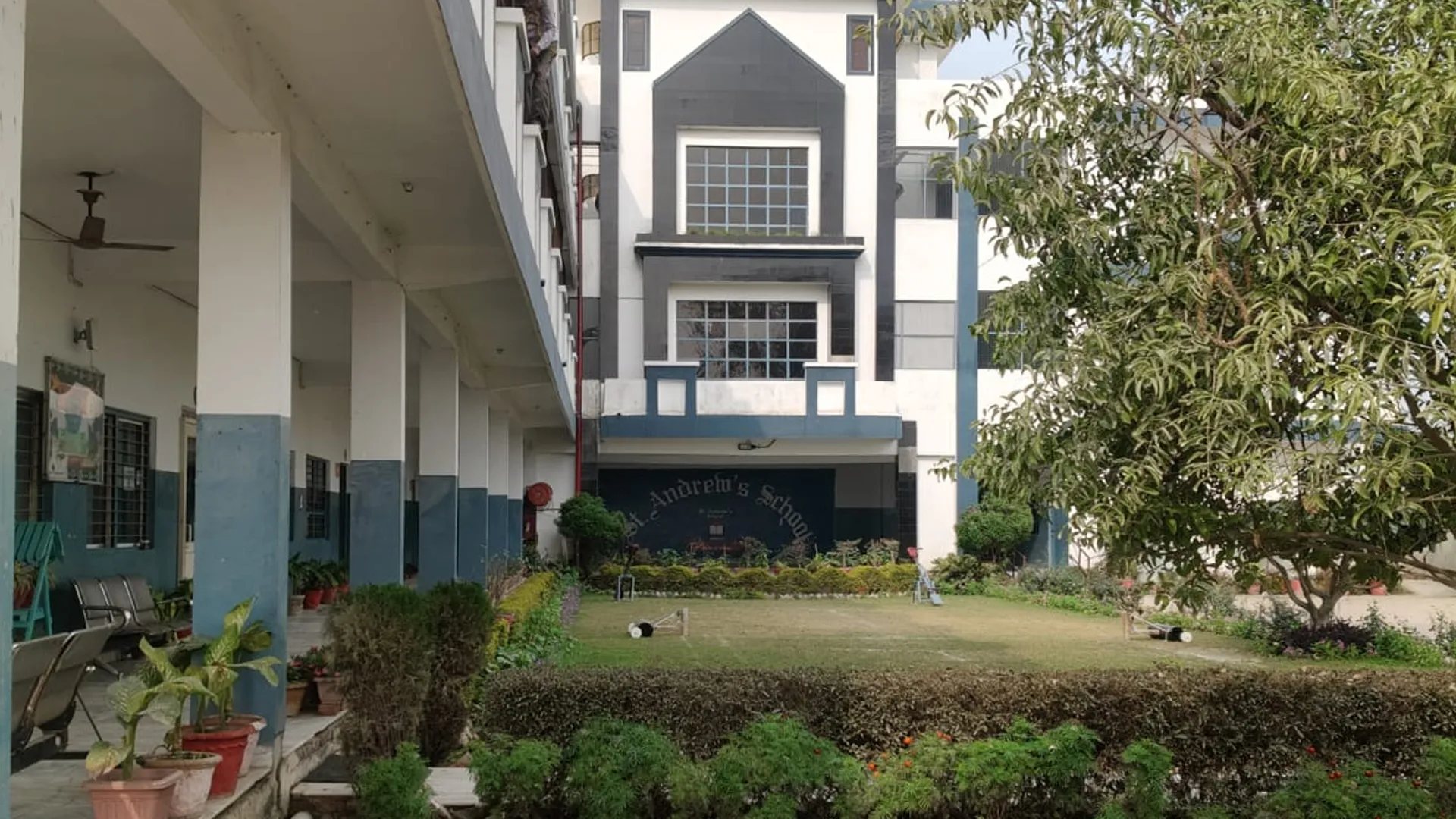 Bareilly : छात्रों के प्रवेश पत्र रोकने पर पता चला डमी स्कूल, हंगामा