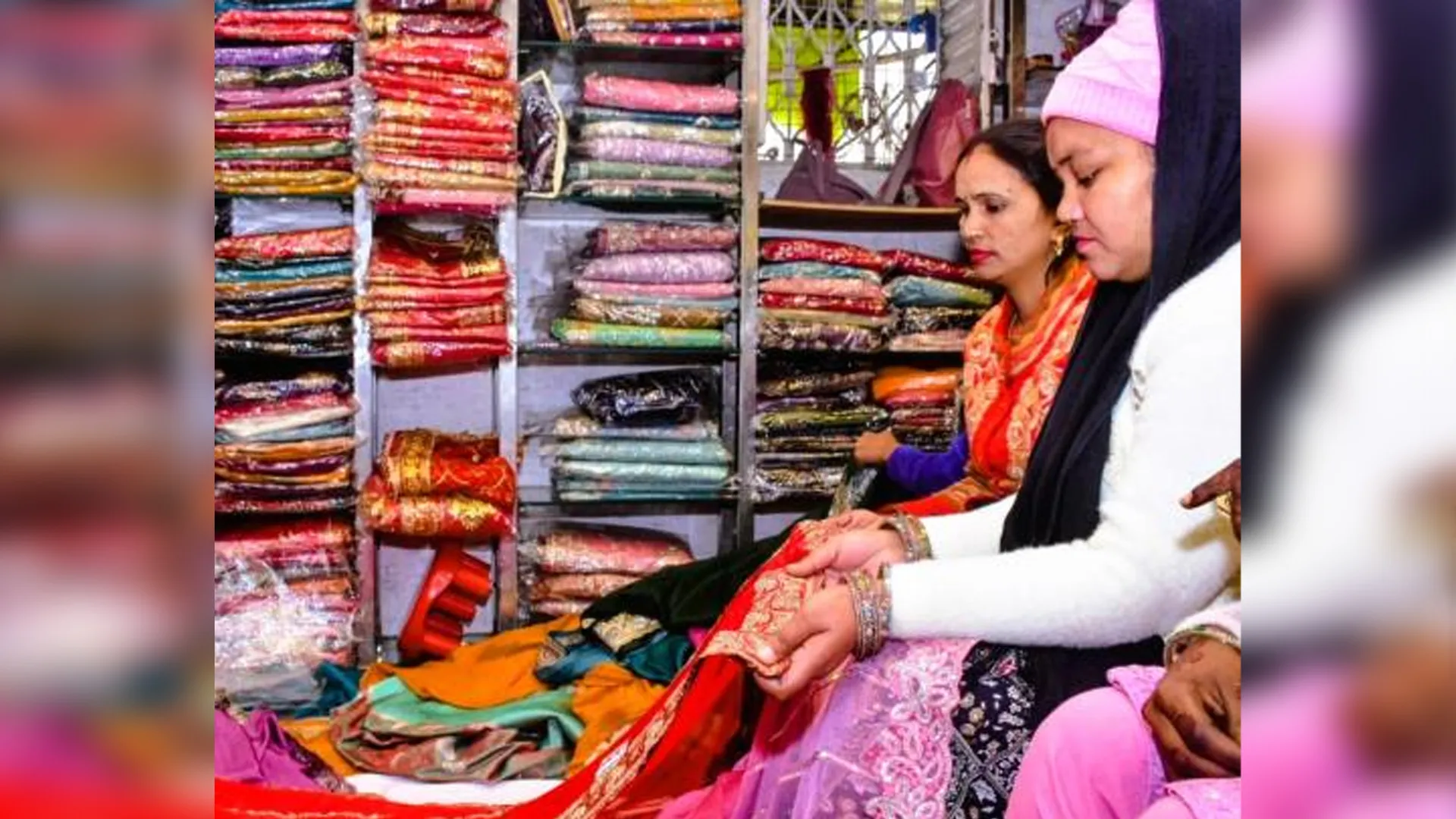 Moradabaad : दुल्हनों को भा रहे सूरत के डिजाइनर ब्राइडल लहंगे