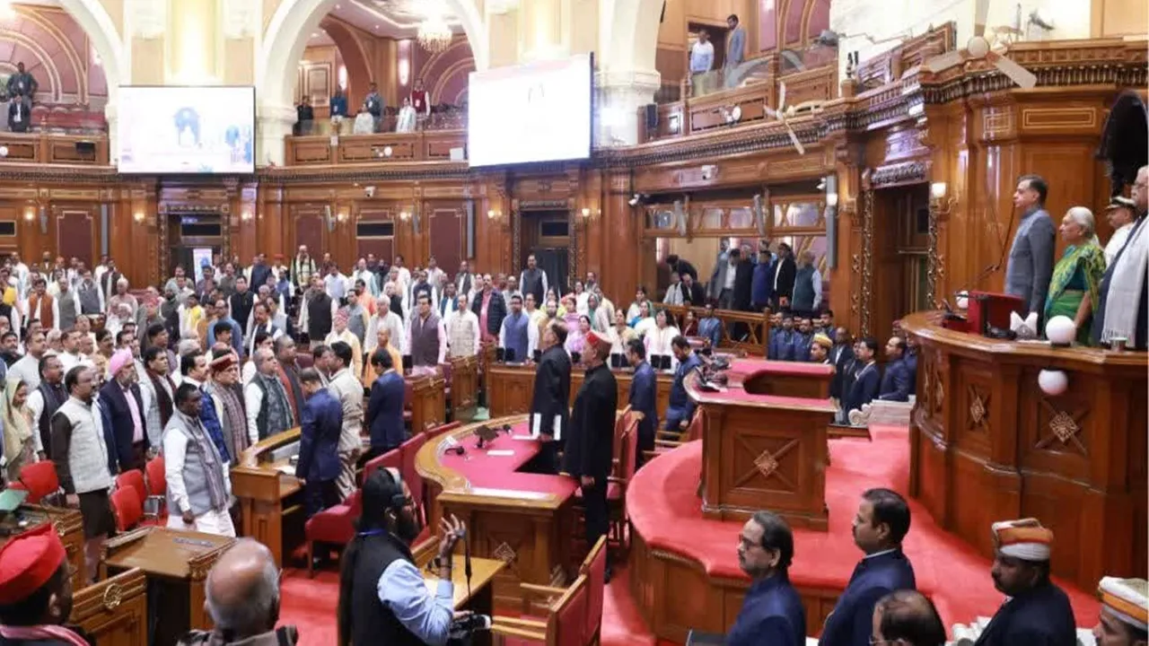 UP Budget Session : राज्यपाल ने अभिभाषण में गिनाई गईं उपलब्धियां, विपक्ष से कहा- यही हाल रहा तो शून्य हो जायेंगे 