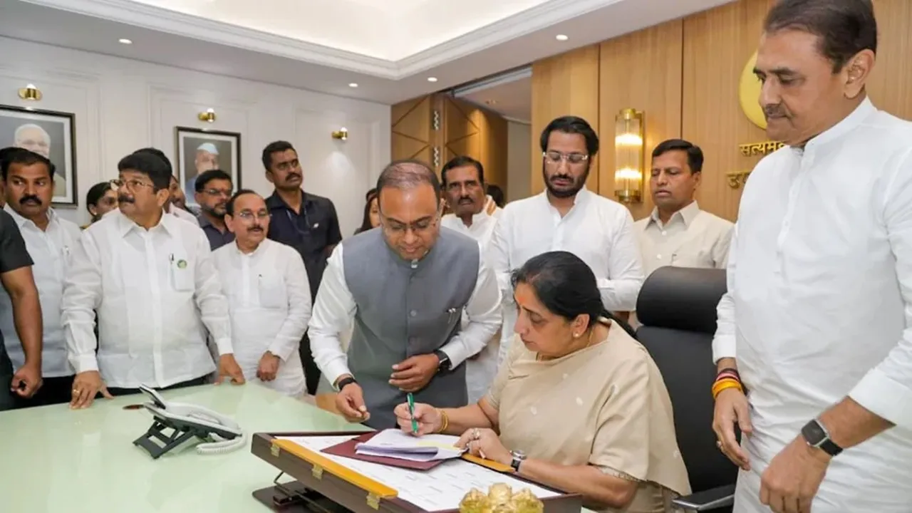 सुनेत्रा पवार ने संभाला महाराष्ट्र की पहली महिला डिप्टी सीएम का पदभार, मुंबई के सिद्धिविनायक मंदिर में की पूजा-अर्चना 