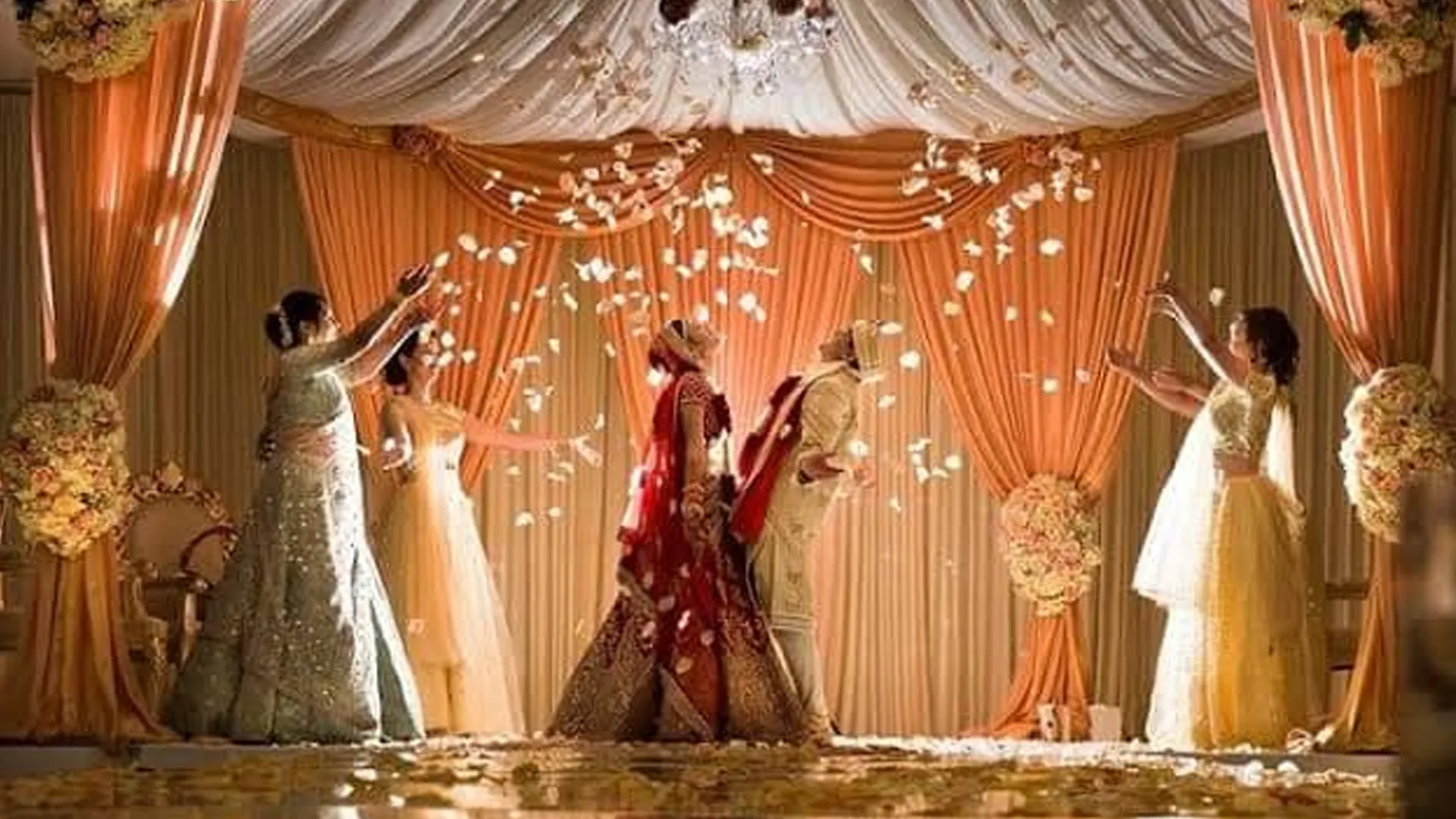 Moradabaad : फुलैरा दूज पर शहनाइयों की गूंज, 300 से अधिक जोड़ों ने थामा एक-दूजे का हाथ