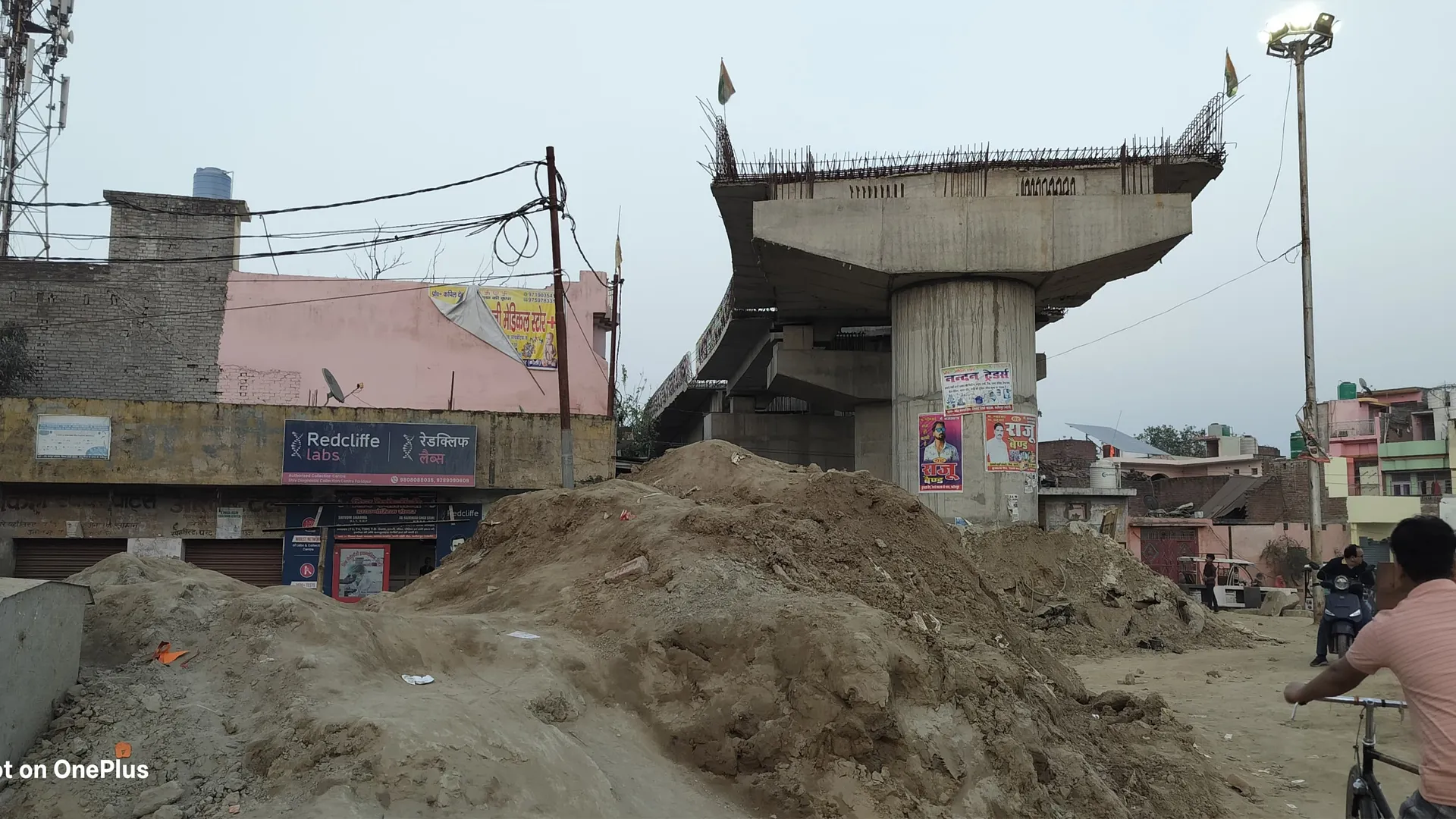 पितांबरपुर क्रॉसिंग :  सर्विस रोड की जद में आ रहे पांच मकान