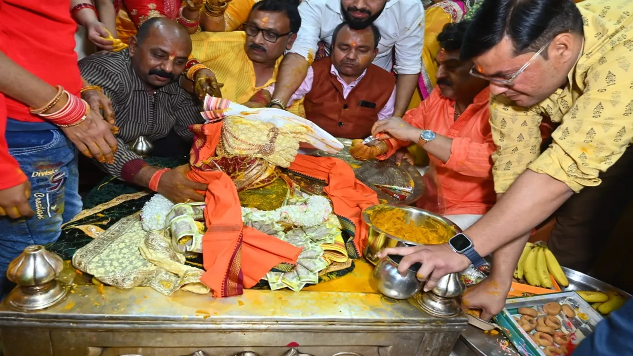 महाशिवरात्रि 2026 आज : महादेव बनेंगे दूल्हा, विदेशी फूलों से हुआ शृंगार, सिद्धनाथ मंदिर में भक्तों के लिए होगा फलहारी भंडारा